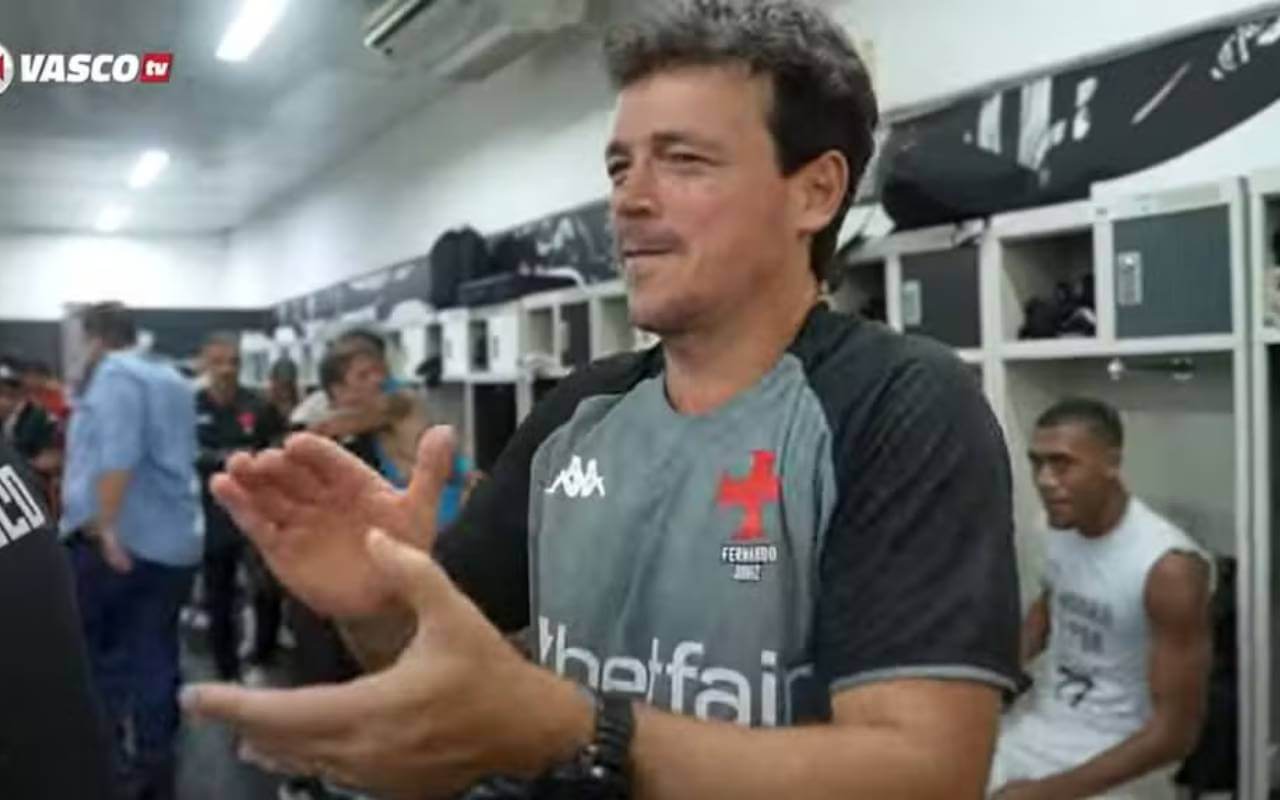 Diniz comemora classificação do Vasco no vestiário