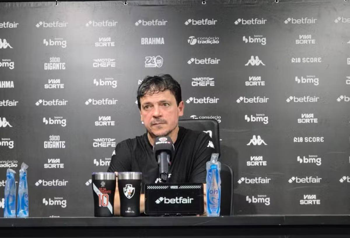 Fernando Diniz em entrevista coletiva do Vasco