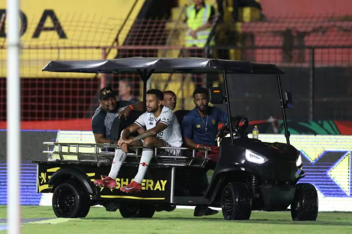 Jair deixa campo após se machucar em Sport e Vasco