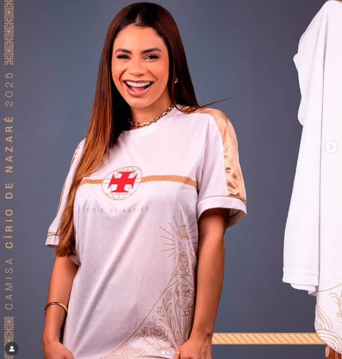 Lexa com camisa do Vasco em homenagem ao Círio de Nazaré