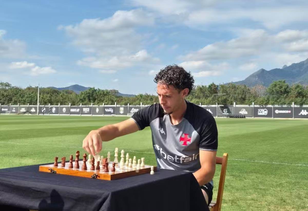Nuno Moreira joga xadrez no CT Moacyr Barbosa