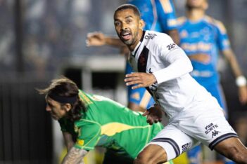 Paulo Henrique comemorando gol contra o Cruzeiro