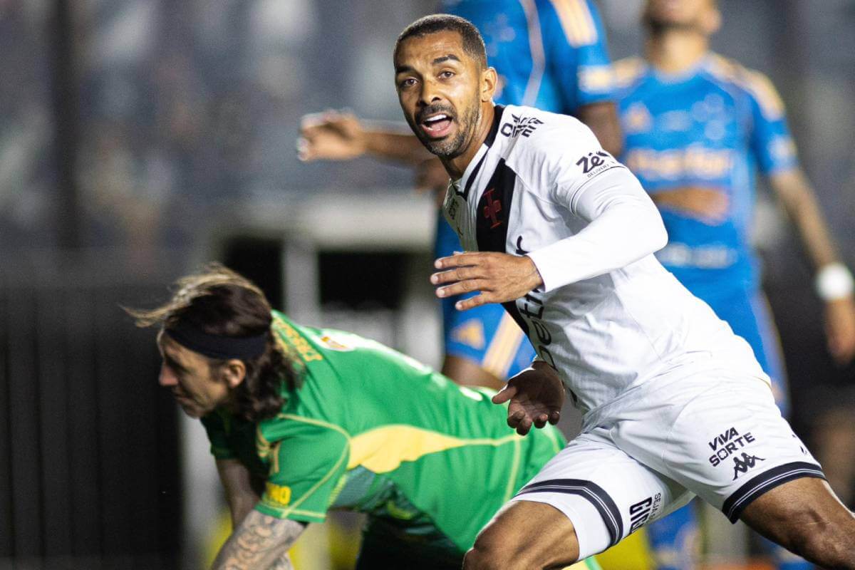 Paulo Henrique comemorando gol contra o Cruzeiro