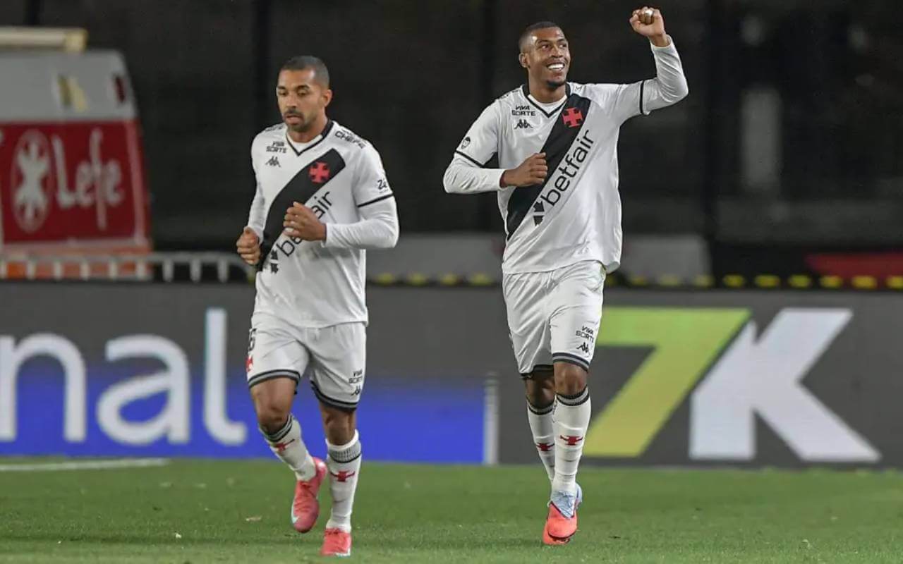 Paulo Henrique e Rayan em jogo contra o Cruzeiro
