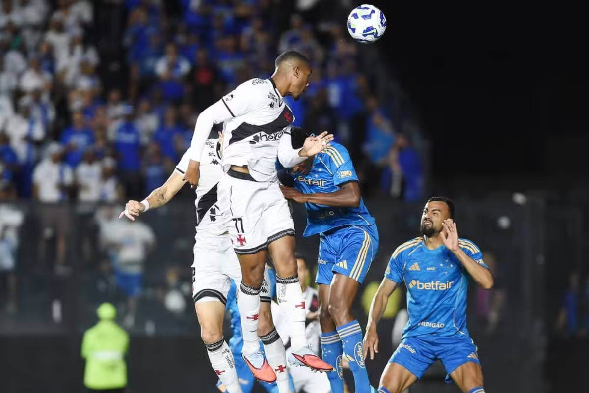 Cabeçada de Rayan no gol contra o Cruzeiro