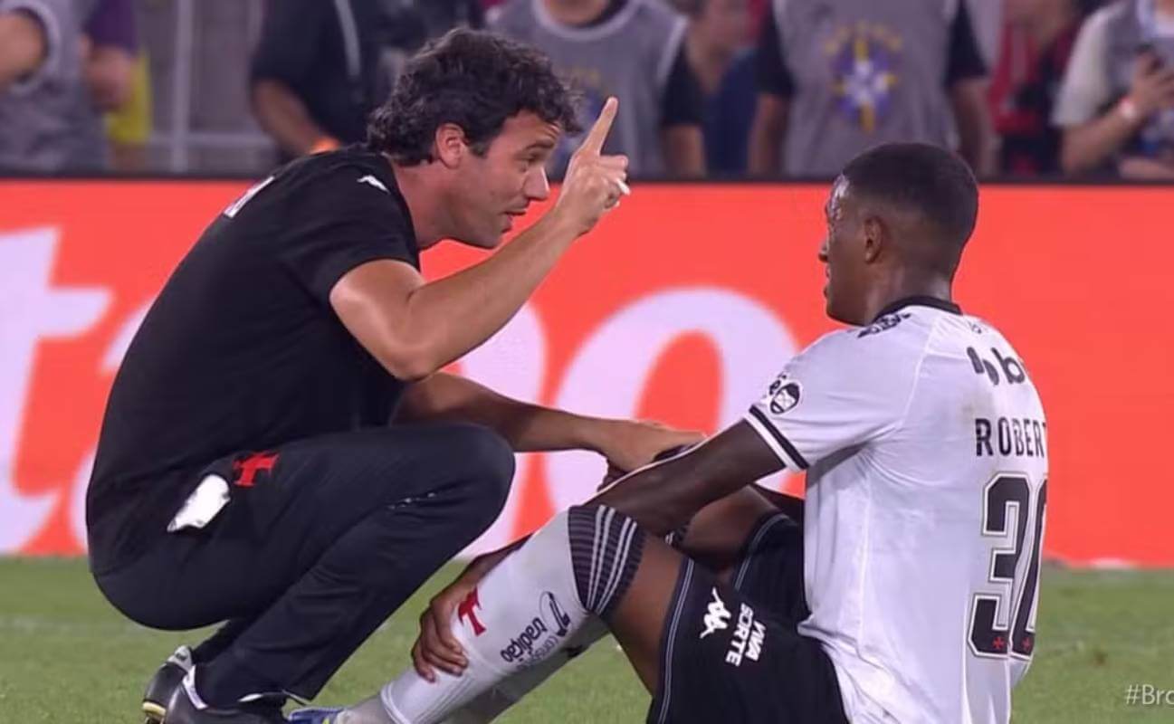 Robert Renan sendo avaliado por médico