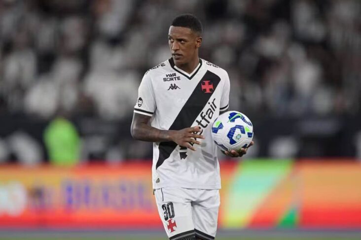 Robert Renan pega bola para bater pênalti do Vasco