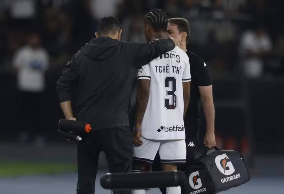 Tchê Tchê deixa o campo machucado no clássico