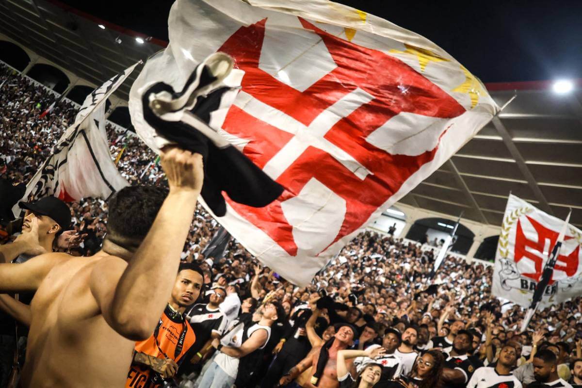 Torcida do Vasco comemorando vitória em São Januário