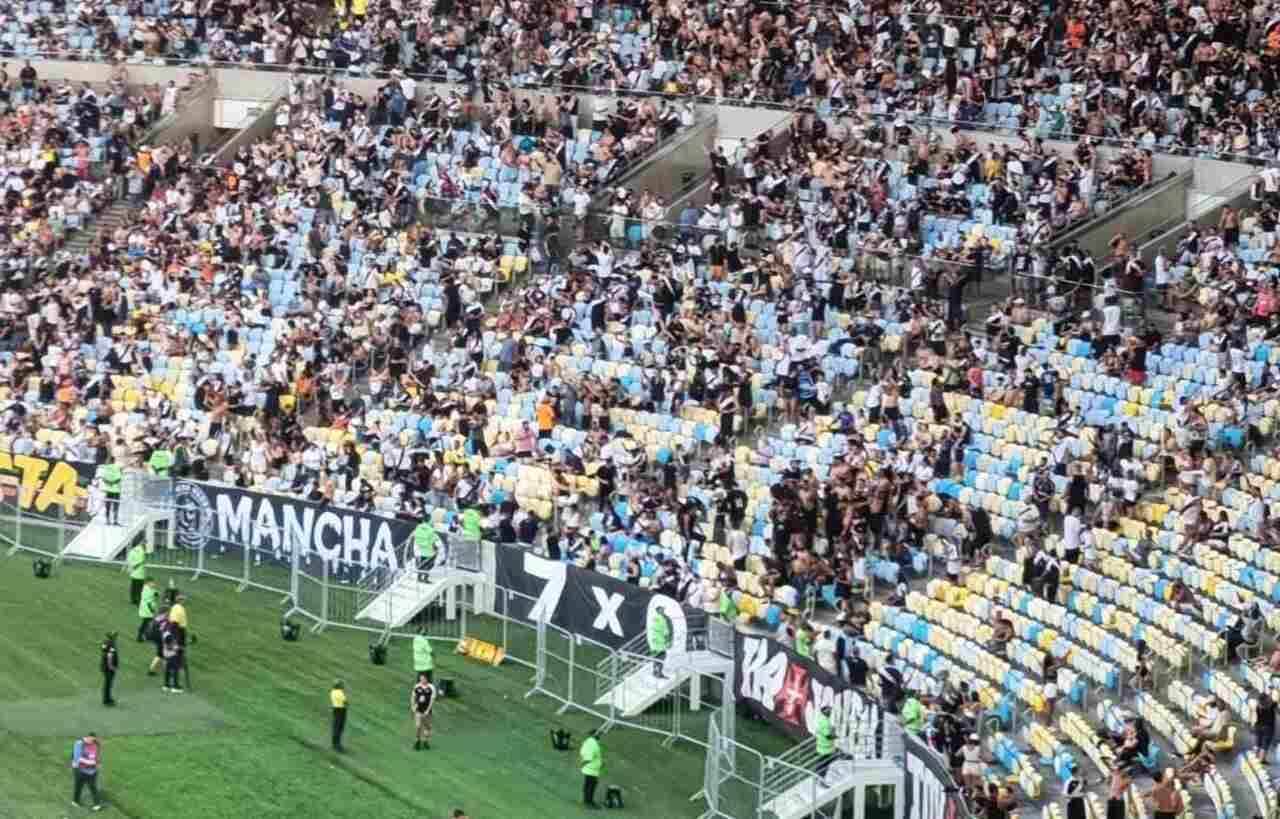 Torcida do Vasco provoca o Flamengo no Maracanã