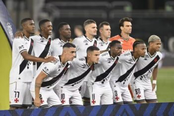 Jogadores do Vasco em jogo contra o Botafogo