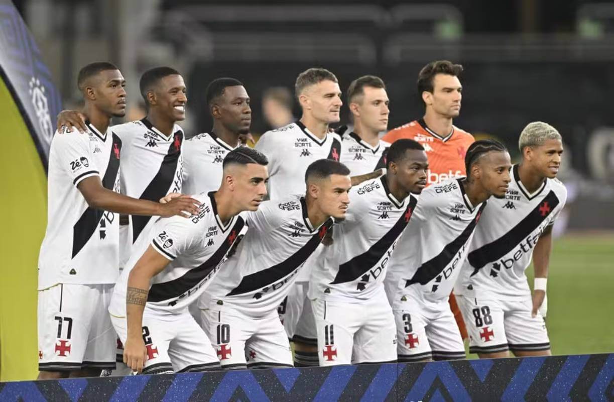Jogadores do Vasco em jogo contra o Botafogo