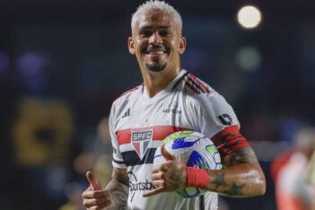 Luciano em ação com a camisa do São Paulo