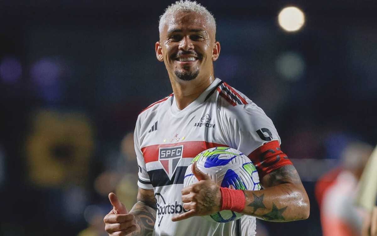 Luciano em ação com a camisa do São Paulo