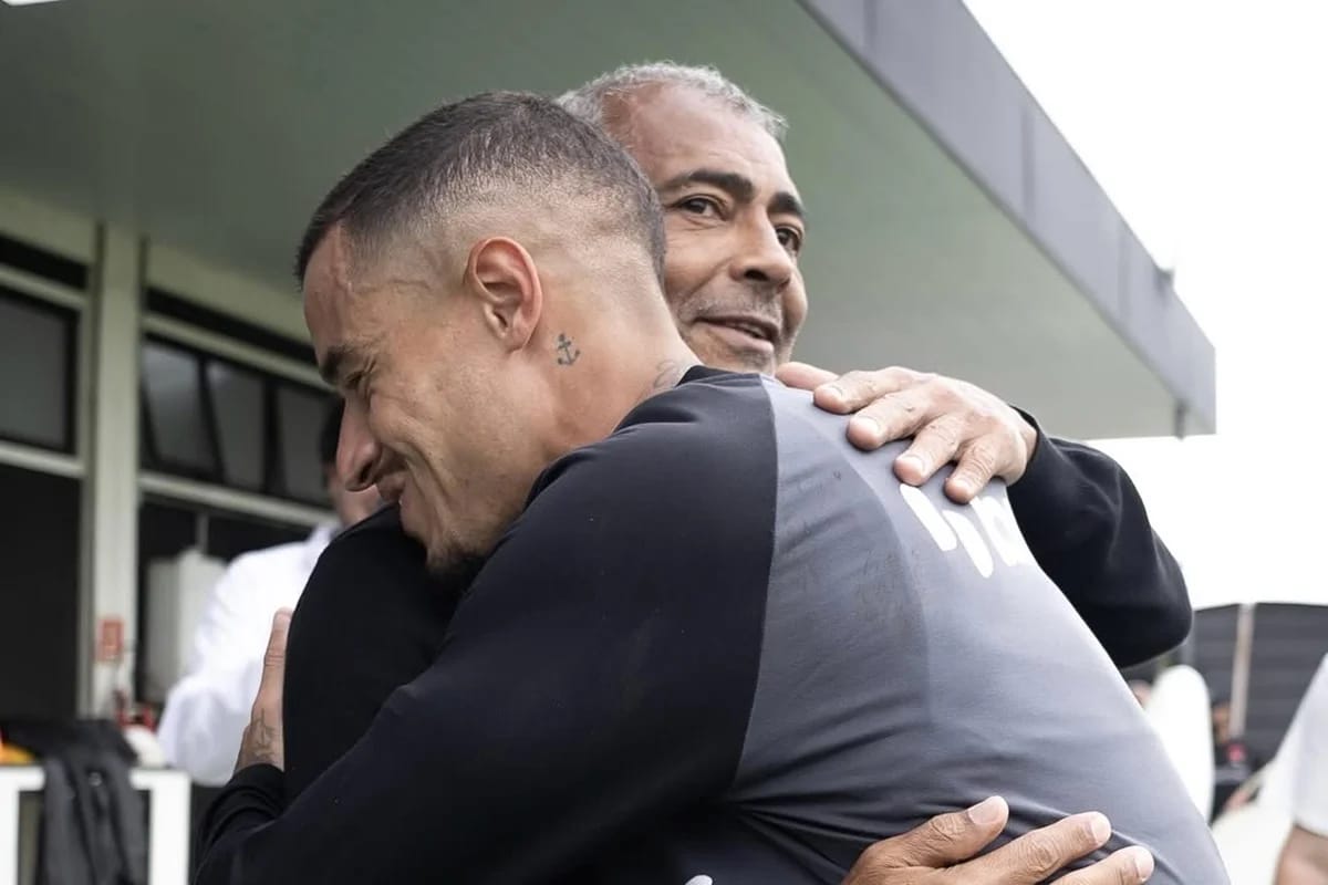 Romário visita CT do Vasco para série de entrevistas com elenco | Vasco Notícias