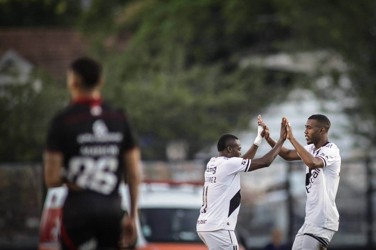 Andrés Gomes e Rayan comemorando gol
