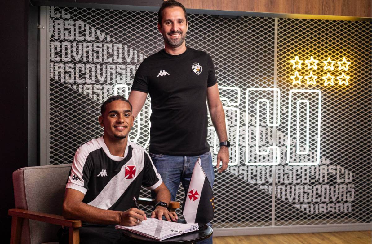 Breno Vereza assinando renovação com o Vasco