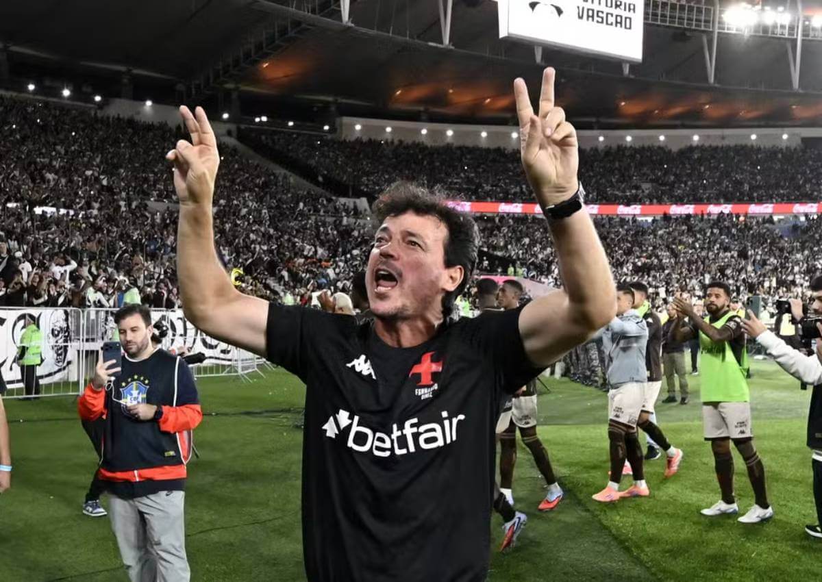 Diniz comemora vitória contra o Fluminense