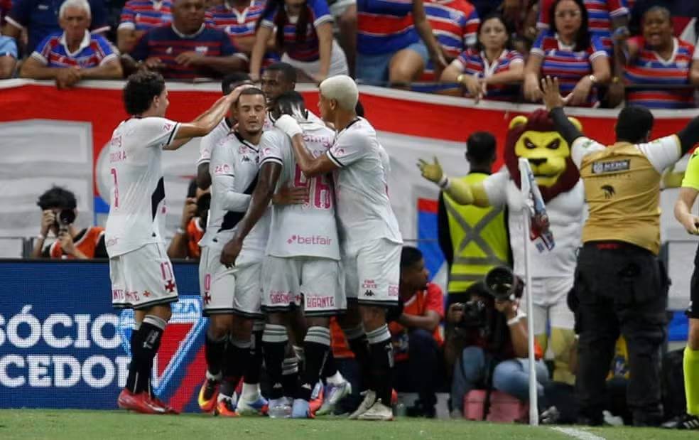 Jogadores do Vasco festejando gol contra o Fortaleza