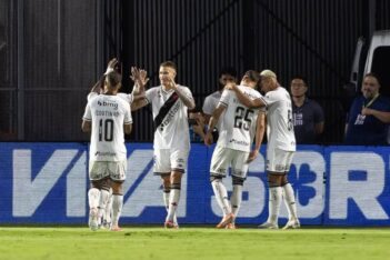 Jogadores do Vasco em jogo contra o Bragantino