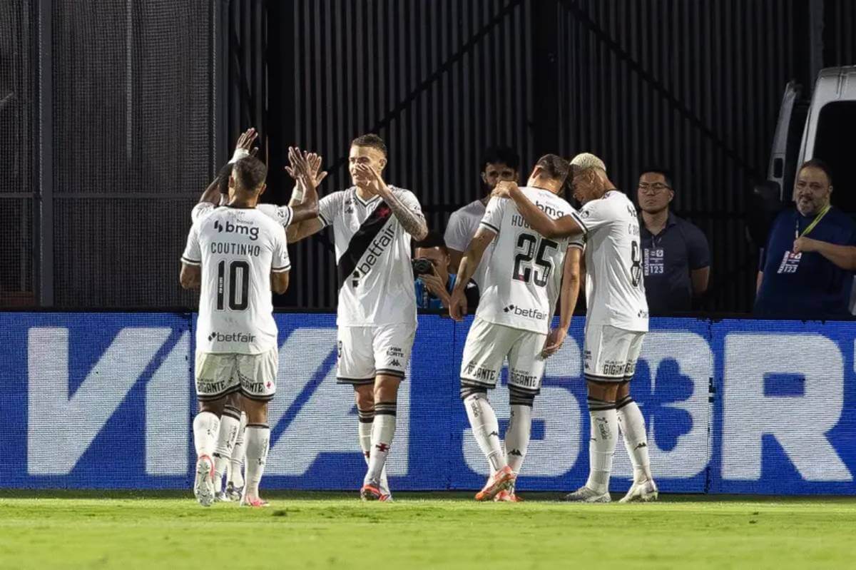 Jogadores do Vasco em jogo contra o Bragantino