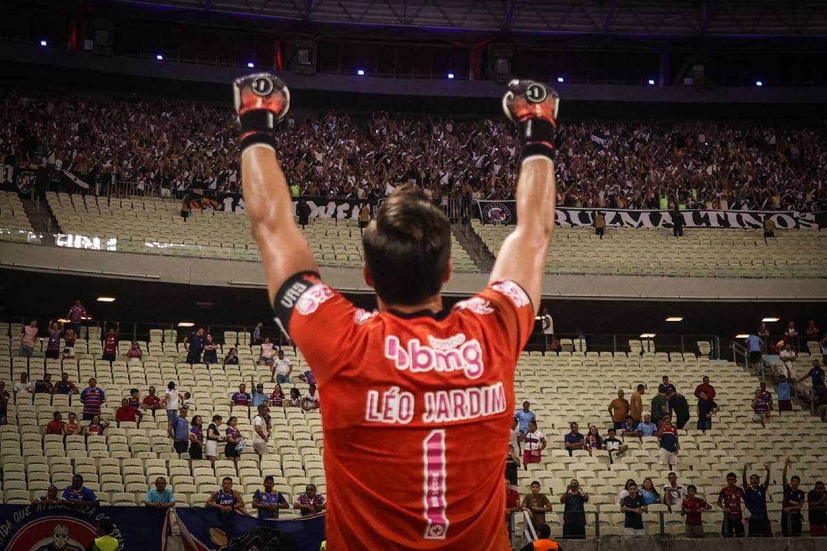 Léo Jardim em jogo contra o Fortaleza