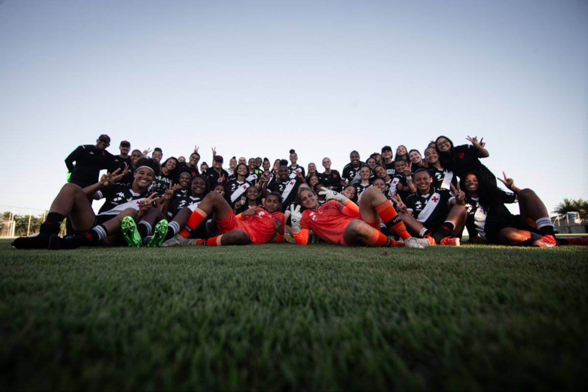 Meninas do Vasco comemorando vitória