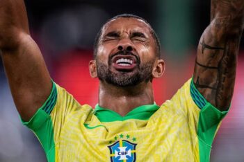 Paulo Henrique comemora gol pela Seleção