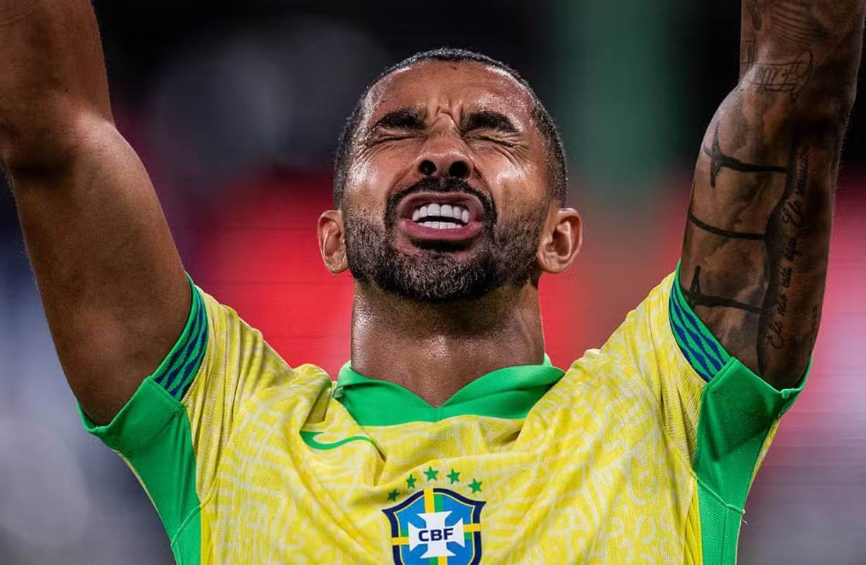 Paulo Henrique comemora gol pela Seleção