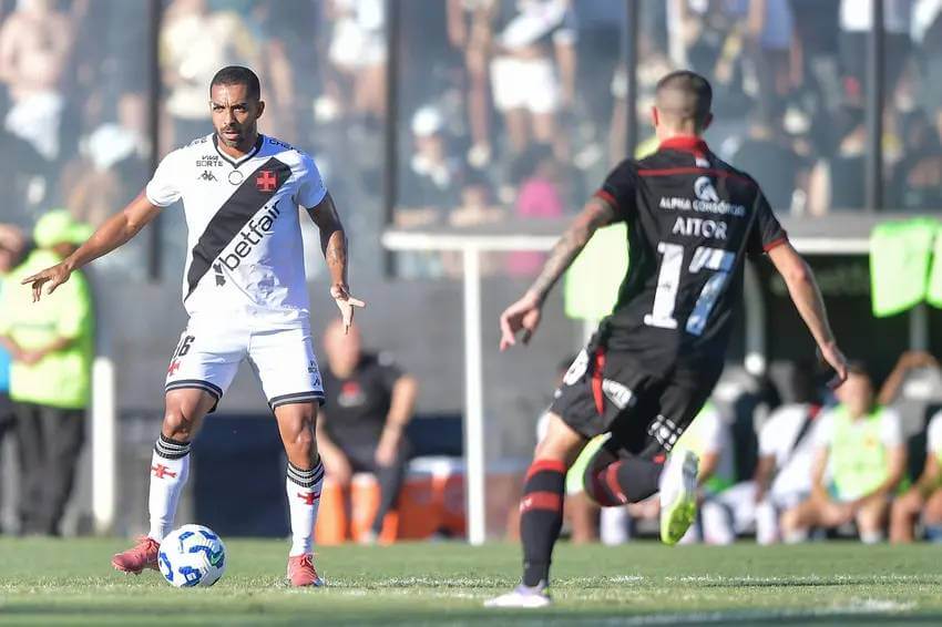Paulo Henrique em jogo contra o Vitória