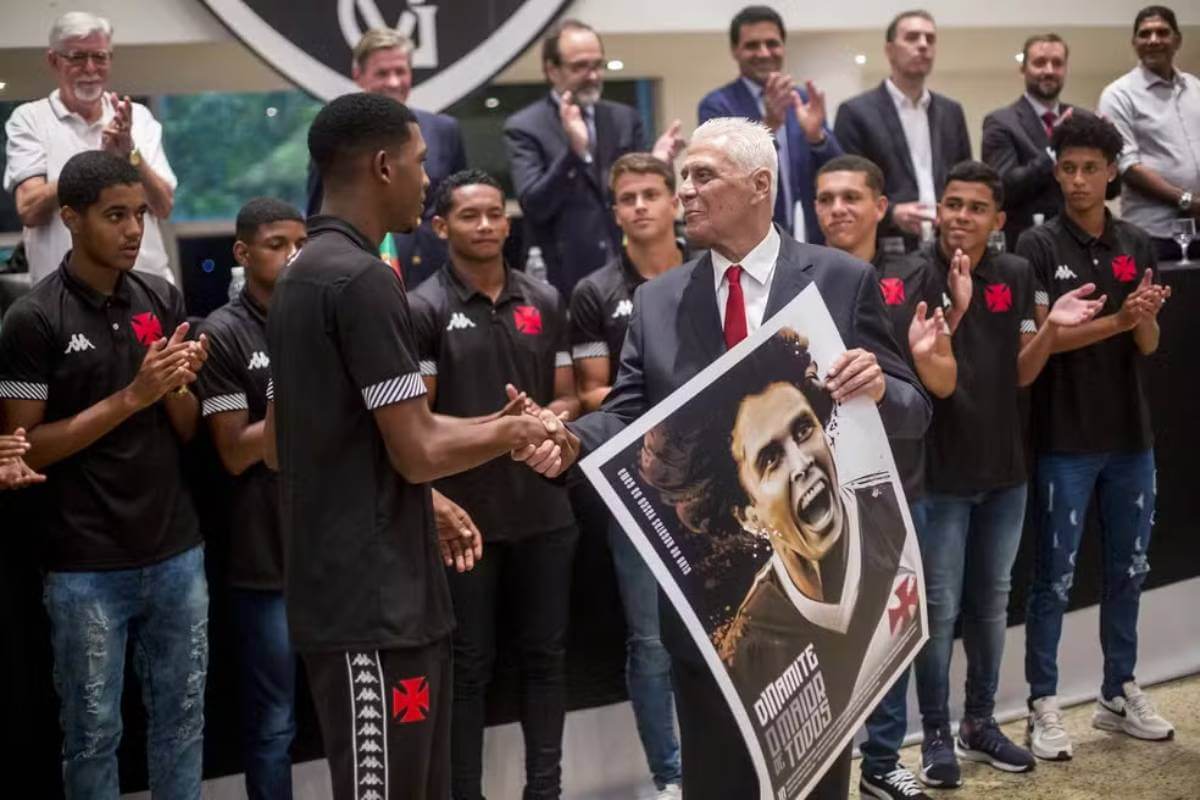 Vídeo antigo de Roberto Dinamite e Rayan emociona torcedores e viraliza