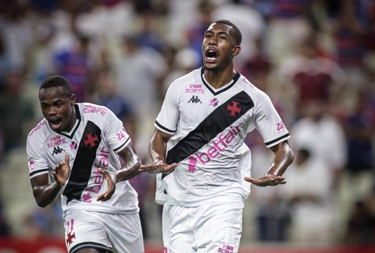Rayan comemorando gol contra o Fortaleza