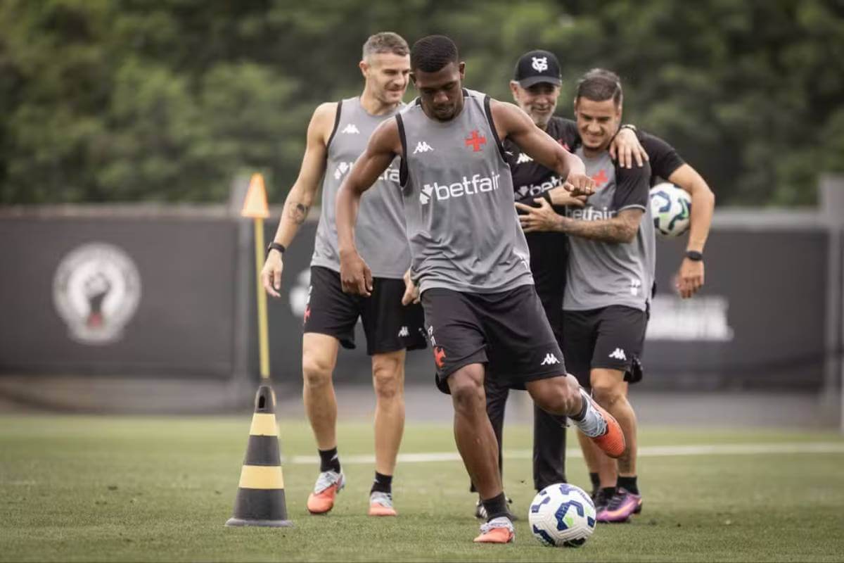 Rayan em treino pelo Vasco
