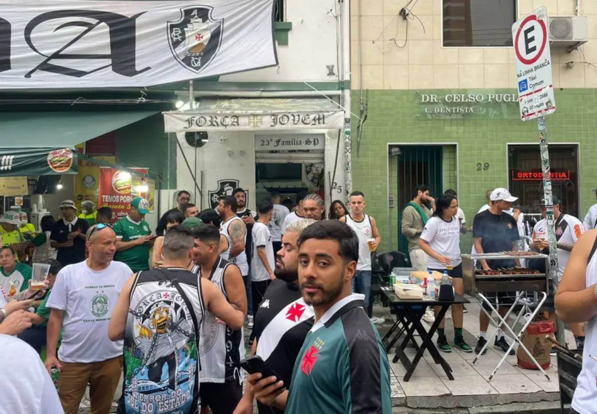 Vascaínos e palmeirenses nos arredores do Allianz Parque