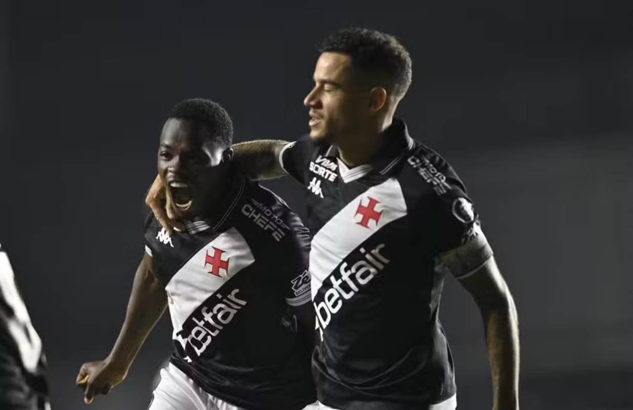 Andrés Gómez e Coutinho comemorando gol