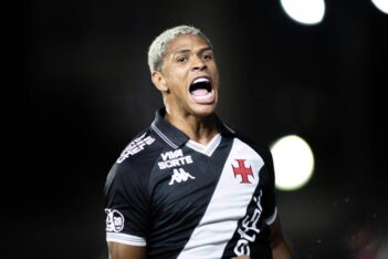 Cauan Barros comemorando gol contra o Internacional