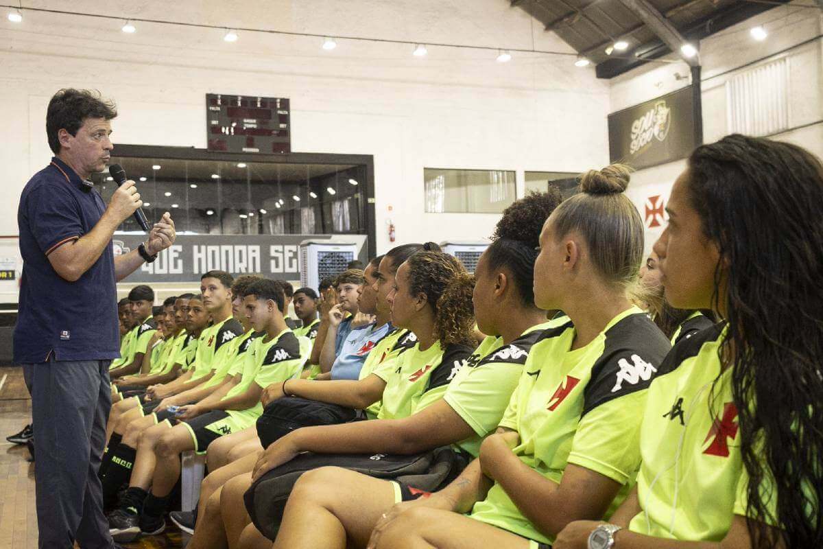 Diniz durante palestra em São Januário