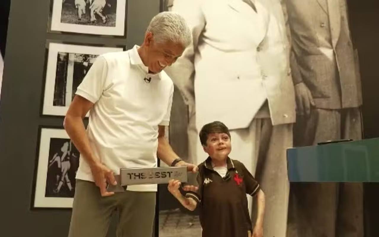 Gui recebe prêmio das mãos de Bebeto