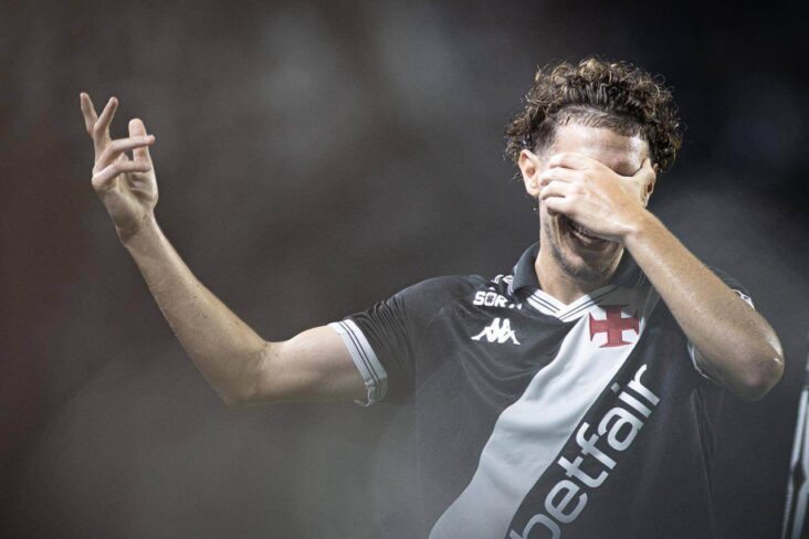 Nuno Moreira comemorando gol contra o Internacional