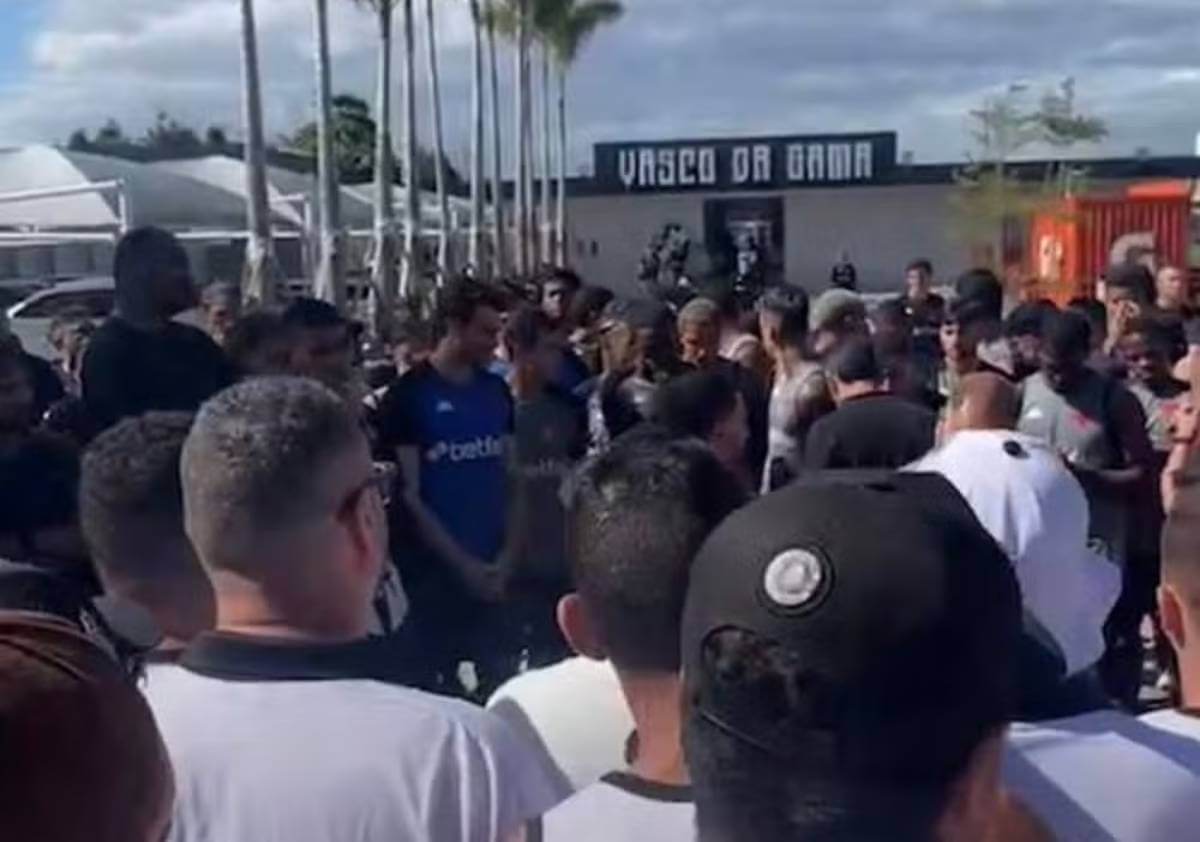 Protesto de organizada do Vasco no CT Moacyr Barbosa