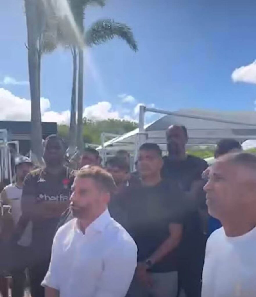 Pedrinho e Felipe ouvem cobranças de organizada do Vasco