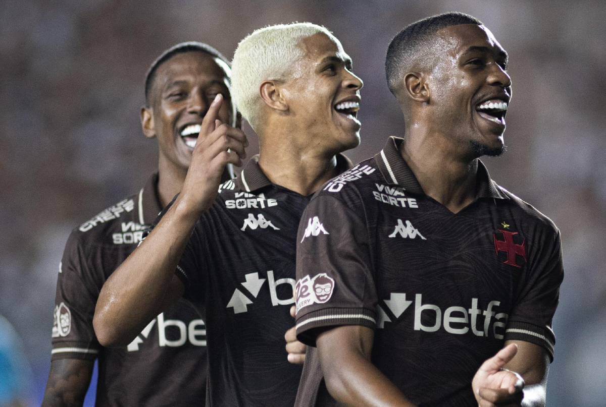 Jogadores do Vasco comemoram gol contra o Juventude