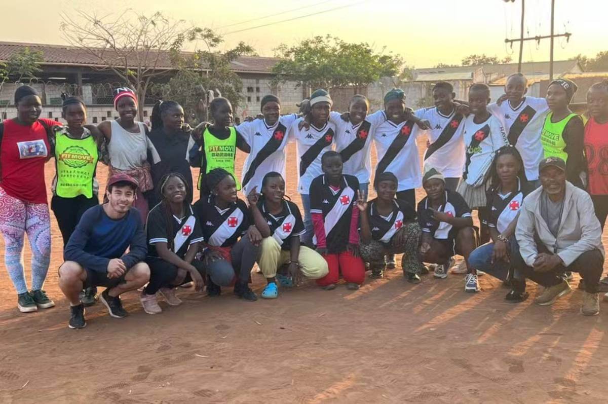 Thiago Oliveira com crianças no Malawi