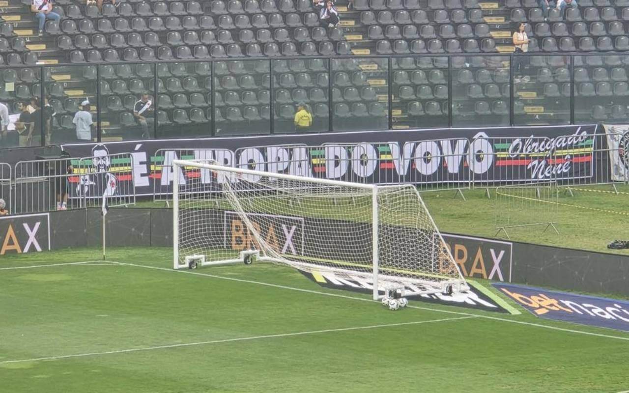 Torcida do Vasco homenageia Nenê em São Januário