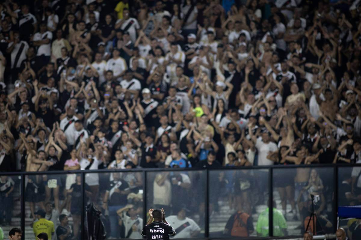 Torcida do Vasco em jogo contra o Internacional