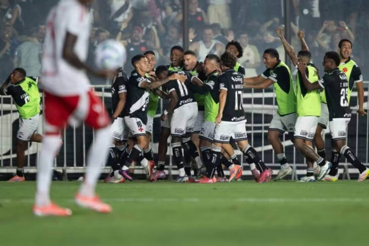 Jogadores do Vasco em jogo contra o Internacional