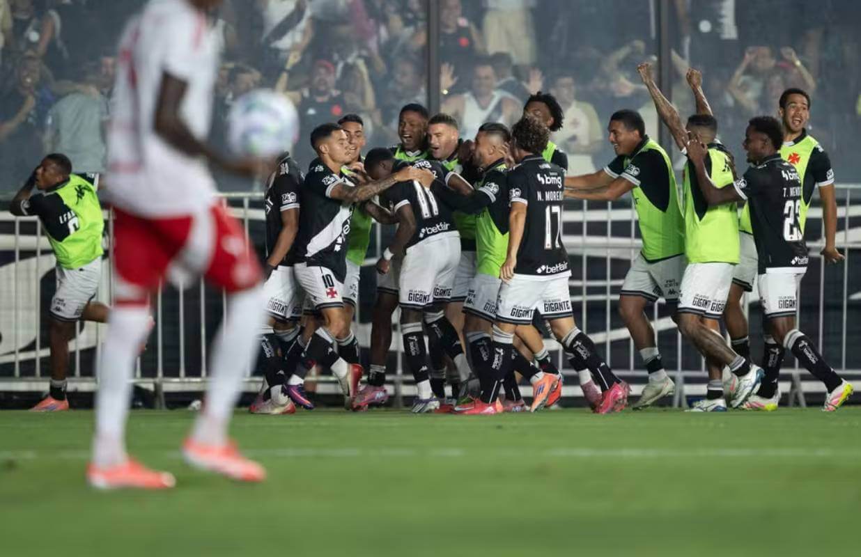Jogadores do Vasco em jogo contra o Internacional