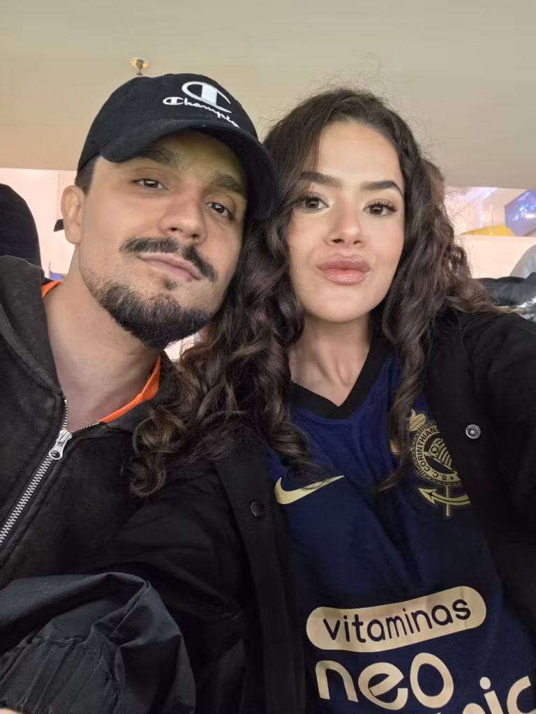 Maisa Silva tieta Luan Santana em jogo do Corinthians