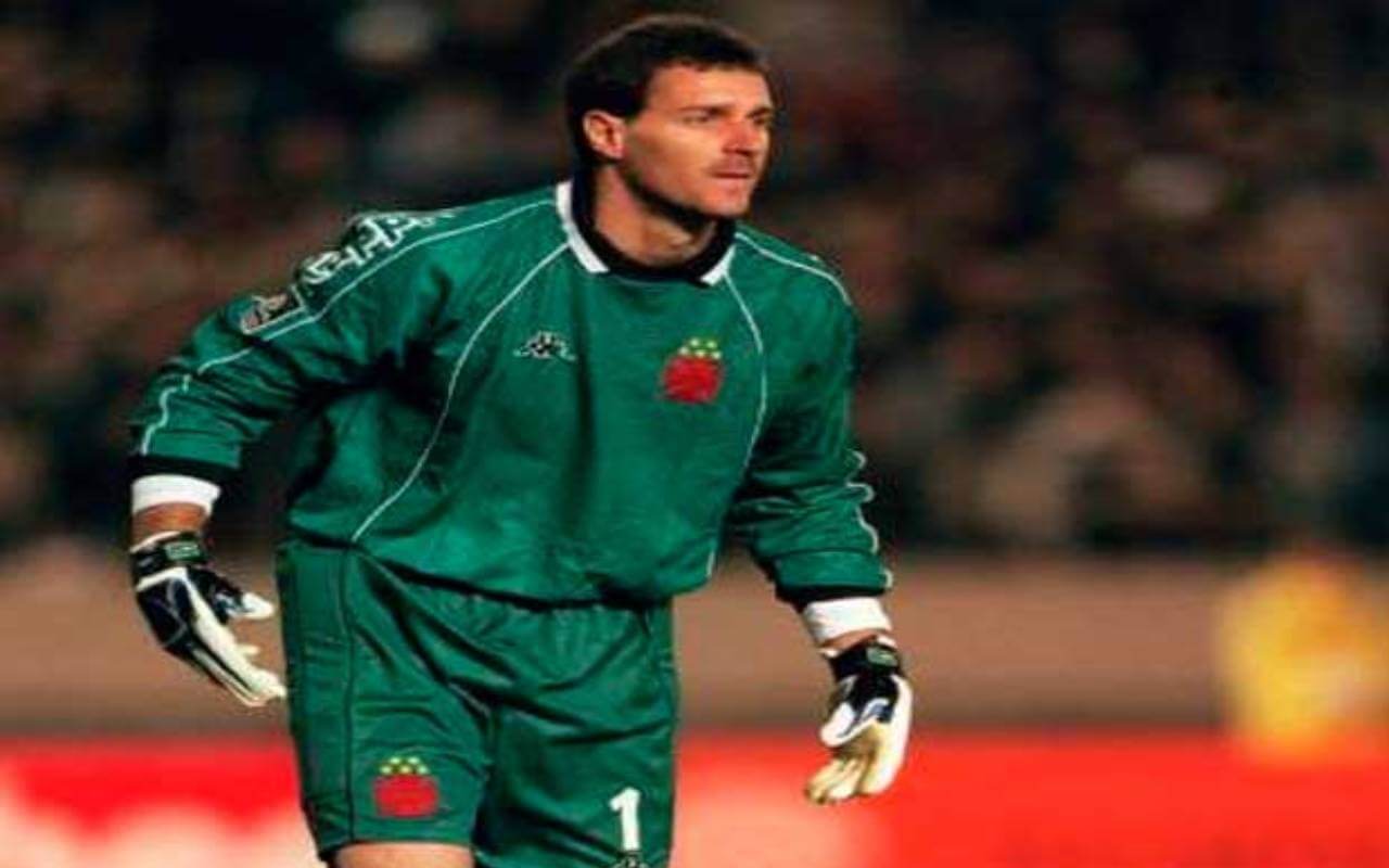 Carlos Germano vestido a camisa verde do Vasco