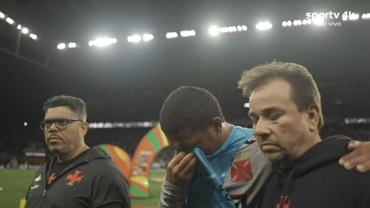 Mateus Carvalho deixa o campo chorando após sentir dores